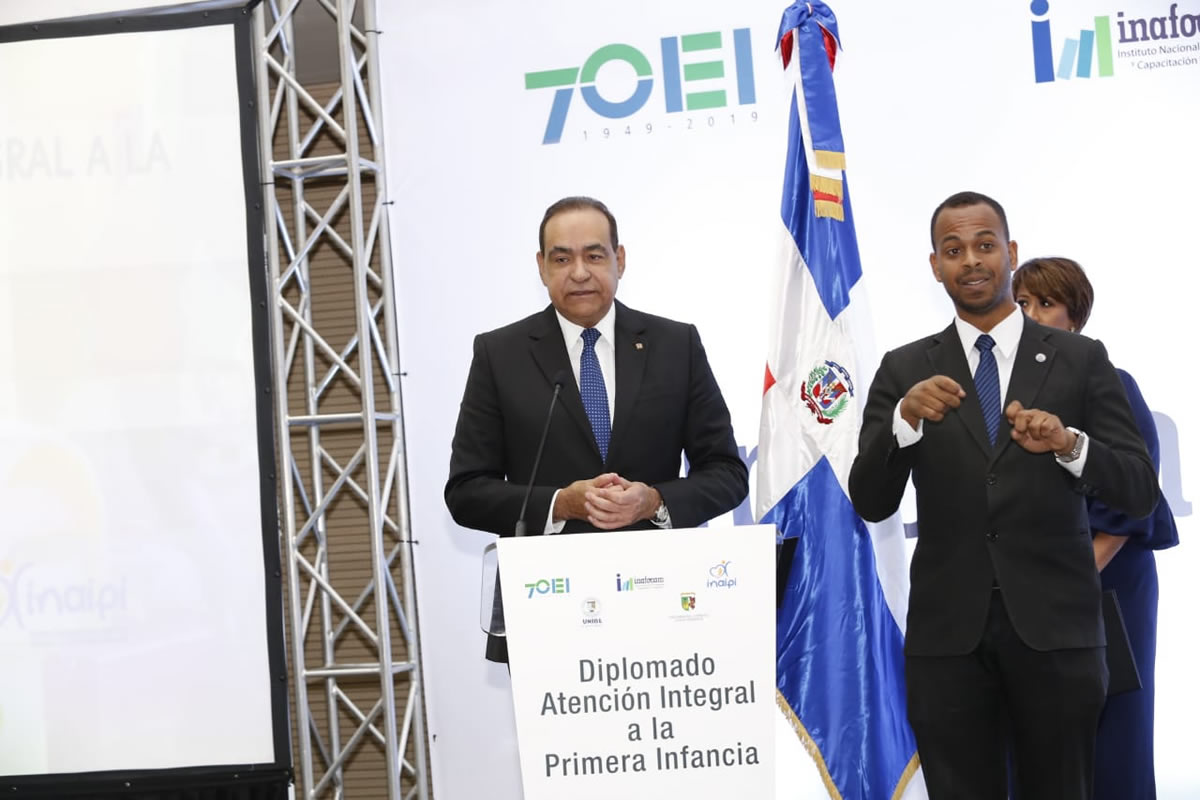   El Rector de UNIBE, Dr. Julio Armando Castaños Gúzman, de pie en podium se dirige a los asistentes